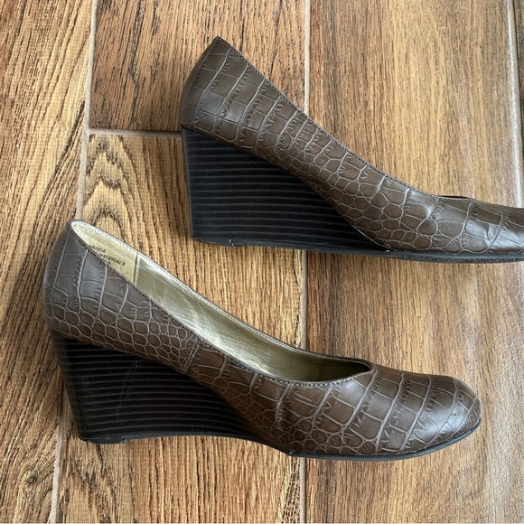 Brown Liz Claiborne Wedges - Picture 7 of 7